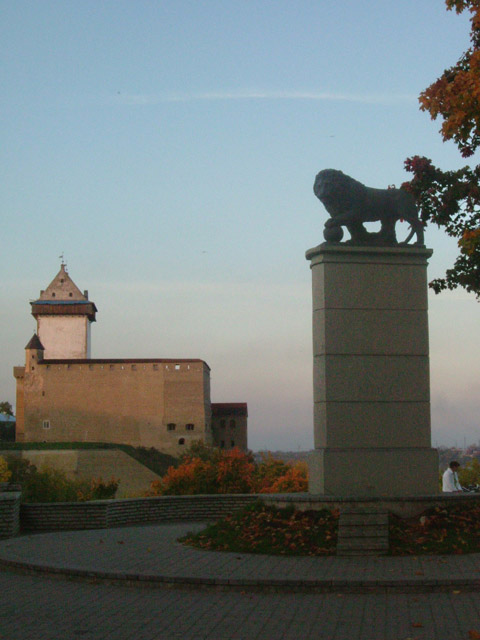 Narva Burg abends