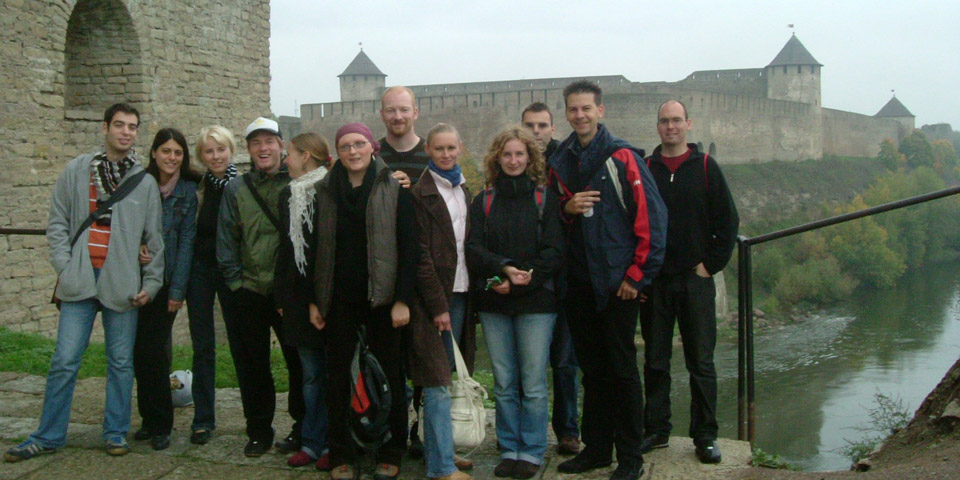 Gruppenbild am Grenzfluss