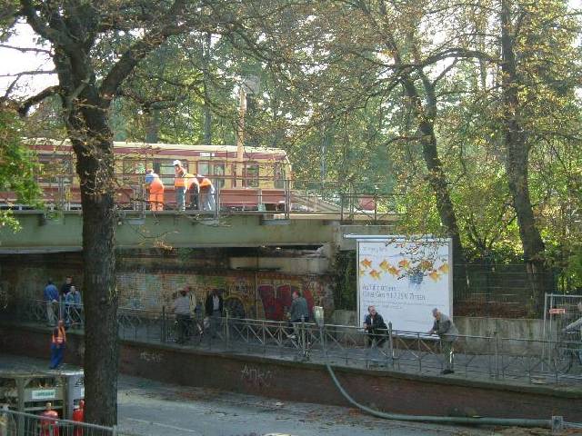 Baustelle Drakestraße mit S-Bahn und Schaulustigen