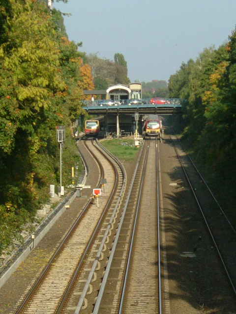 S-Bahnhof Botanischer Garten, Blick von der Tietzenweg-Brücke
